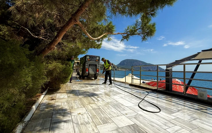 Уборка набережной Гурзуф